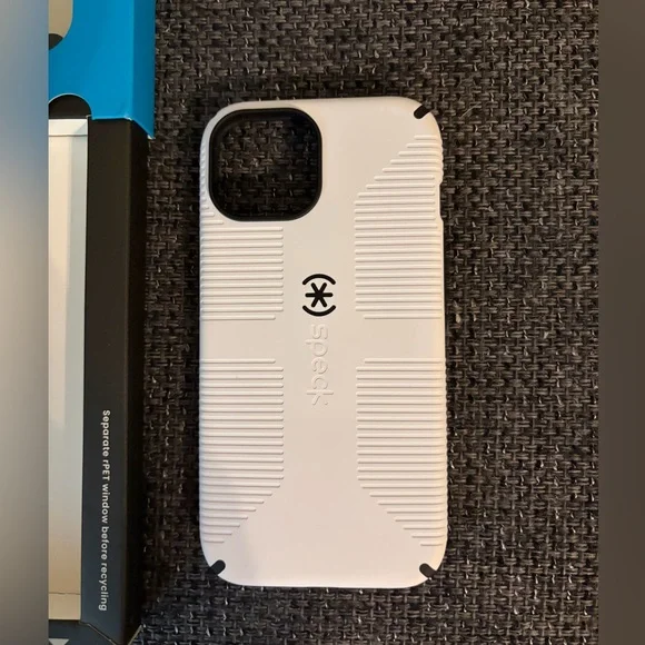 New! Speck iphone 15 Magsafe Candyshell Grip Case in White with Black Trim - Picture 3 of 4